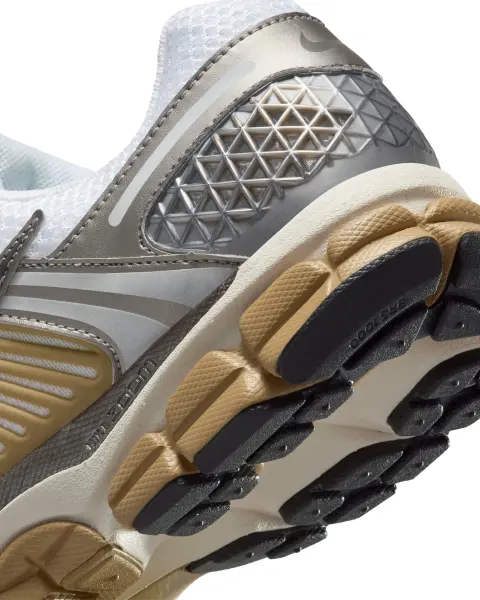 Кросівки Nike ZOOM VOMERO 5 біло-срібно-золоті FJ4151-006