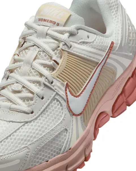 Кросівки жіночі Nike ZOOM VOMERO 5 біло-бежево-коралові FJ2028-002