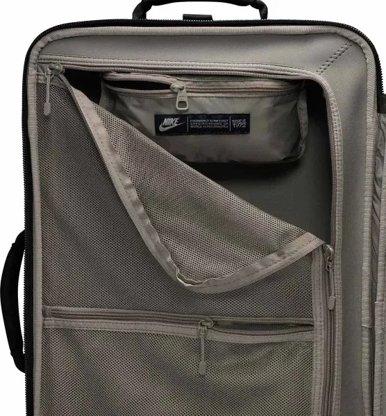 Сумка на колесах Nike FIFTYONE49 CABIN ROLLER 41L черная PBZ277-011