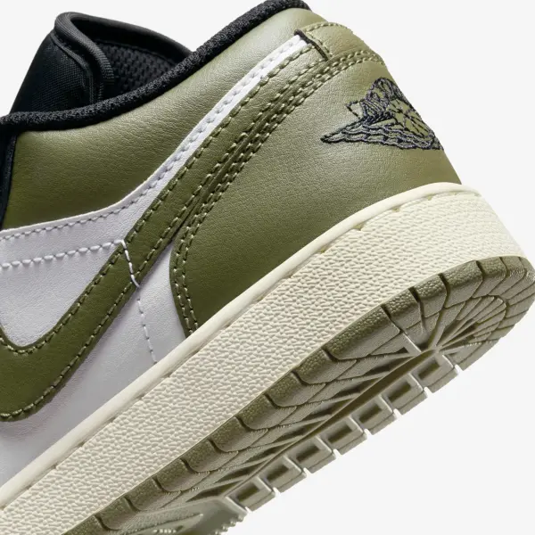 Кроссовки подростковые Nike AIR JORDAN 1 LOW (GS) бело-черно-оливковые 553560-092