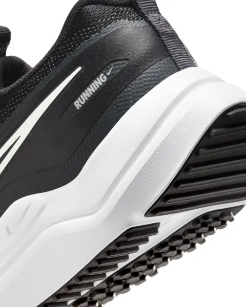 Кроссовки подростковые Nike COSMIC RUNNER (GS) черно-белые HM4402-003