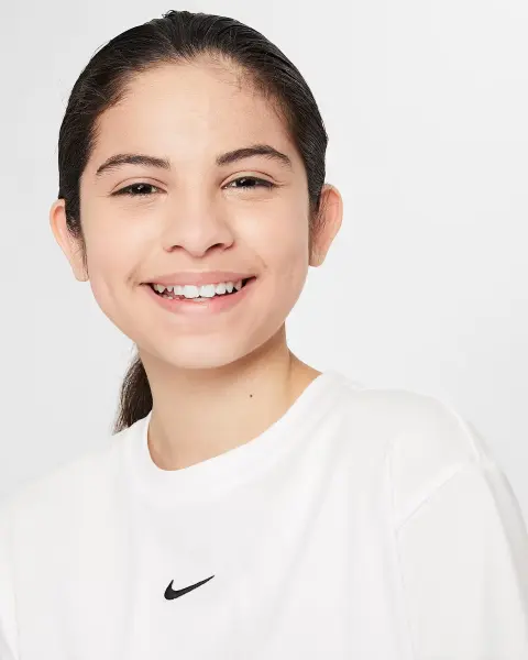Футболка подростковая Nike SPORTSWEAR ESSENTIAL белая FZ5559-100