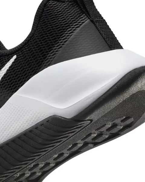 Кроссовки для тренировок женские Nike MC TRAINER 3 черно-белые FQ1830-001