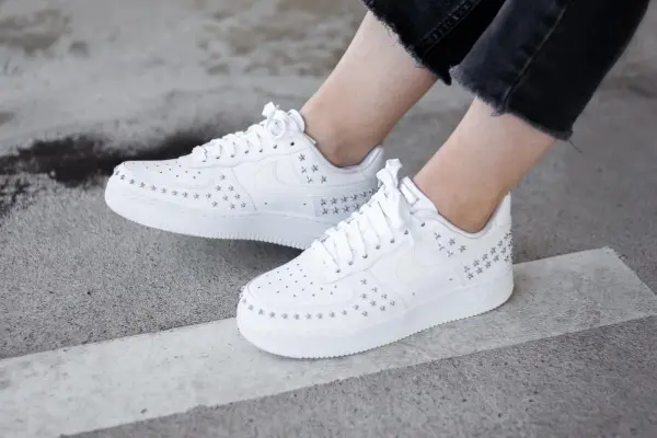 Кросівки жіночі Nike AIR FORCE 1 LOW 'STAR-STUDDED' білі AR0639-100