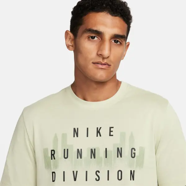 Футболка для бігу Nike DRI-FIT RUNNING DIVISION світло-зелена FQ3916-371
