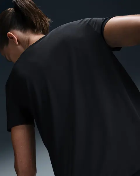 Футболка для бігу жіноча Nike ONE SWOOSH DRI-FIT чорна HJ2204-010