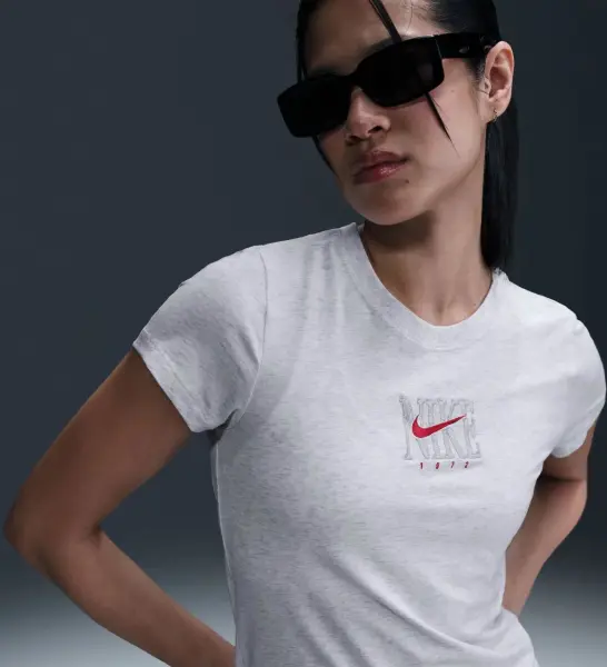 Футболка жіноча Nike SPORTSWEAR SLIM SHORT-SLEEVE GRAPHIC світло-сіра IB2444-051