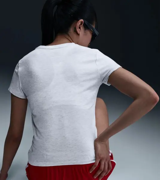 Футболка жіноча Nike SPORTSWEAR SLIM SHORT-SLEEVE GRAPHIC світло-сіра IB2444-051