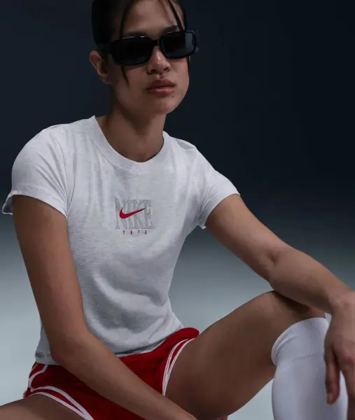 Футболка жіноча Nike SPORTSWEAR SLIM SHORT-SLEEVE GRAPHIC світло-сіра IB2444-051