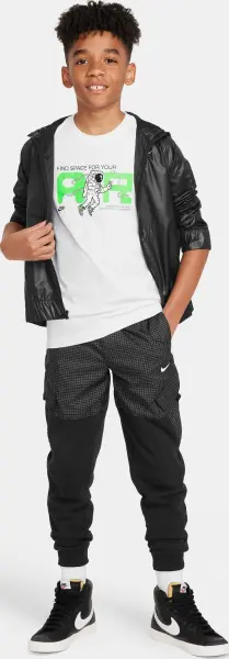 Футболка підліткова Nike SPORTSWEAR біла FN9618-100