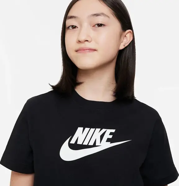 Футболка подростковая Nike SPORTSWEAR черная FD0928-010