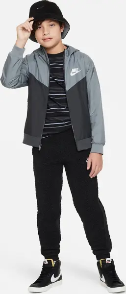 Футболка підліткова Nike SPORTSWEAR чорно-сіра FJ6348-011