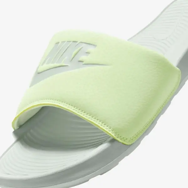 Шльопанці жіночі Nike VICTORI ONE салатово-м'ятні CN9677-010