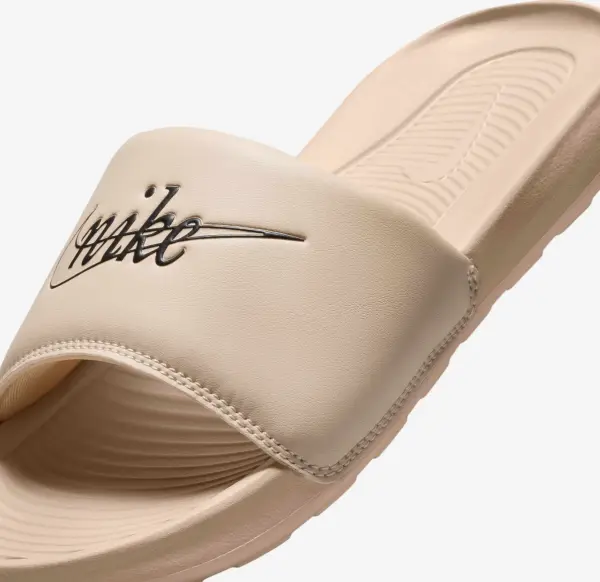 Шльопанці жіночі Nike VICTORI ONE світло-коричневі HV5793-100