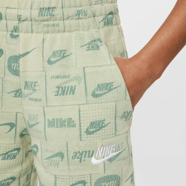 Шорты подростковые Nike SPORTSWEAR CLUB FRENCH TERRY светло-зеленые FN8743-371