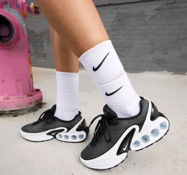 Кроссовки женские Nike AIR MAX DN черно-белые FJ3145-002