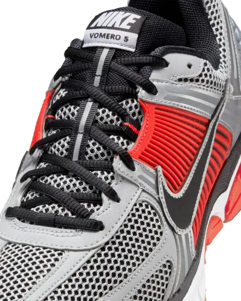 Кроссовки Nike ZOOM VOMERO 5 серо-красно-черные FJ4151-005