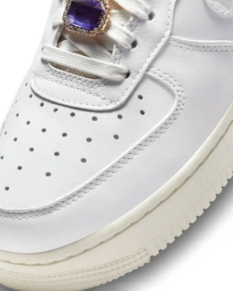 Кроссовки женские Nike AIR FORCE 1 LOW PREMIUM белые DN5463-100
