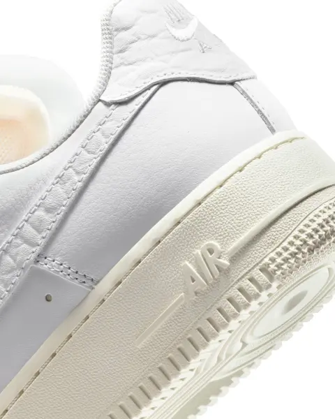 Кроссовки женские Nike AIR FORCE 1 LOW PREMIUM белые DN5463-100