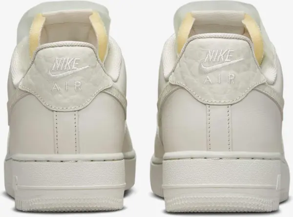 Кроссовки женские Nike AIR FORCE 1 LOW PREMIUM кремовые DN5463-001