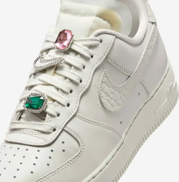 Кроссовки женские Nike AIR FORCE 1 LOW PREMIUM кремовые DN5463-001