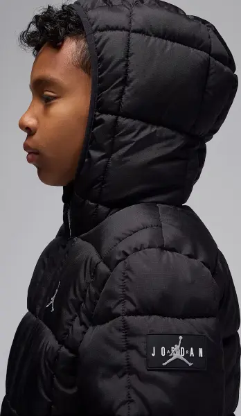 Куртка подростковая Nike JORDAN ESSENTIAL MIDWEIGHT PUFFER черная 95F009-023