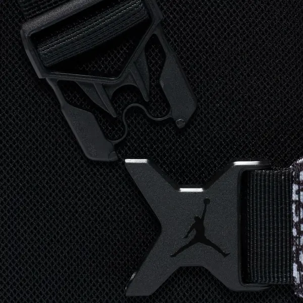 Сумка через плечо Nike JORDAN AIRBORNE HIP BAG бело-черная 7A0747-I00