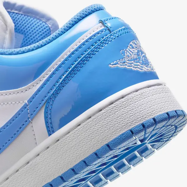 Кроссовки подростковые Nike AIR JORDAN 1 LOW SE (GS) голубо-белые FZ3929-114