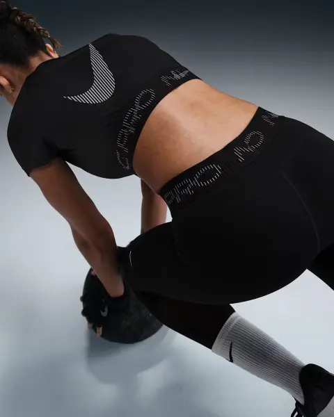 Топ жіночий Nike PRO DRI-FIT SHORT-SLEEVE CROPPED GRAPHIC чорний HM6369-010