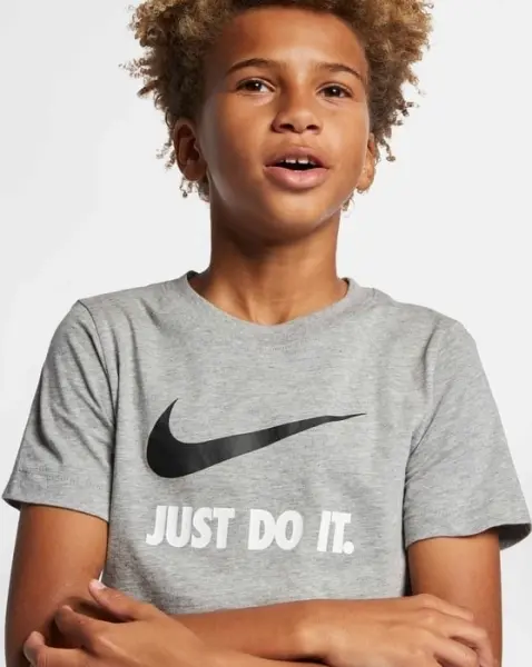 Футболка подростковая Nike SPORTSWEAR JDI SWOOSH серая AR5249-063