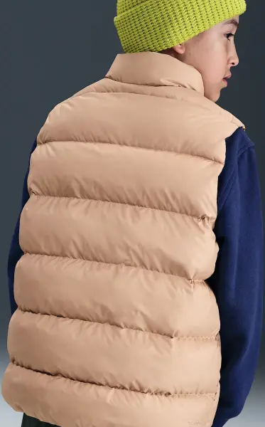 Жилетка підліткова Nike SPORTSWEAR ALL DAY PLAY THERMA-FIT LOOSE-FIT PUFFER світло-коричнева HJ2537-200