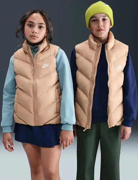 Жилетка підліткова Nike SPORTSWEAR ALL DAY PLAY THERMA-FIT LOOSE-FIT PUFFER світло-коричнева HJ2537-200