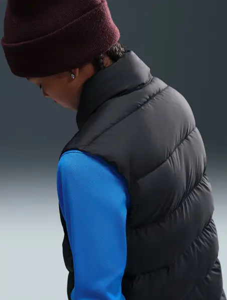 Жилетка підліткова Nike SPORTSWEAR ALL DAY PLAY THERMA-FIT LOOSE-FIT PUFFER чорна HJ2537-010