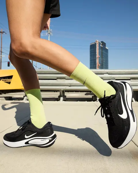 Кросівки бігові жіночі Nike JOURNEY RUN чорно-білі FJ7765-001