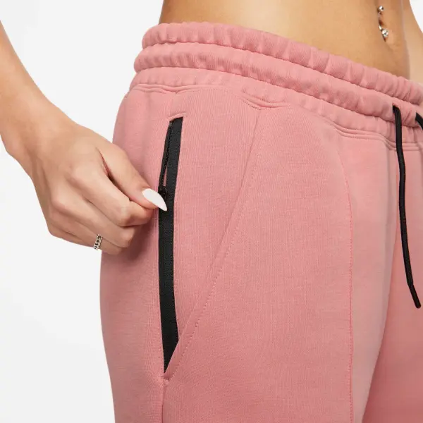 Спортивний костюм жіночий Nike SPORTSWEAR TECH FLEECE світло-рожевий FB8338-618__FB8330-618