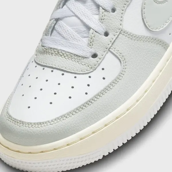 Кросівки підліткові Nike AIR FORCE 1 LV8 2 (GS) світло-сіро-білі DZ2660-001