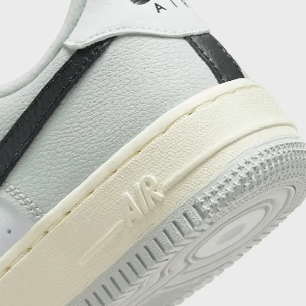 Кросівки підліткові Nike AIR FORCE 1 LV8 2 (GS) світло-сіро-білі DZ2660-001