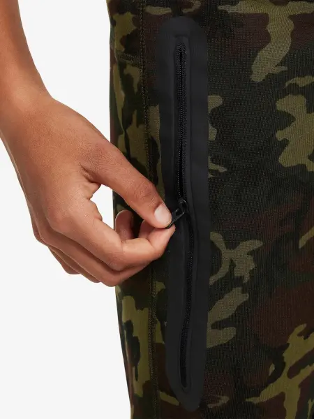 Спортивный костюм подростковый Nike TECH FLEECE оливково-зелено-коричневый камуфляж FN9118-010__FN9120-010