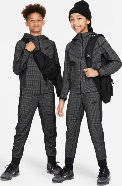 Толстовка подростковая Nike SPORTSWEAR TECH FLEECE WINTERIZED черно-серая FJ6023-010