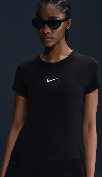 Футболка женская Nike SPORTSWEAR SLIM SHORT-SLEEVE GRAPHIC черная IB2444-010