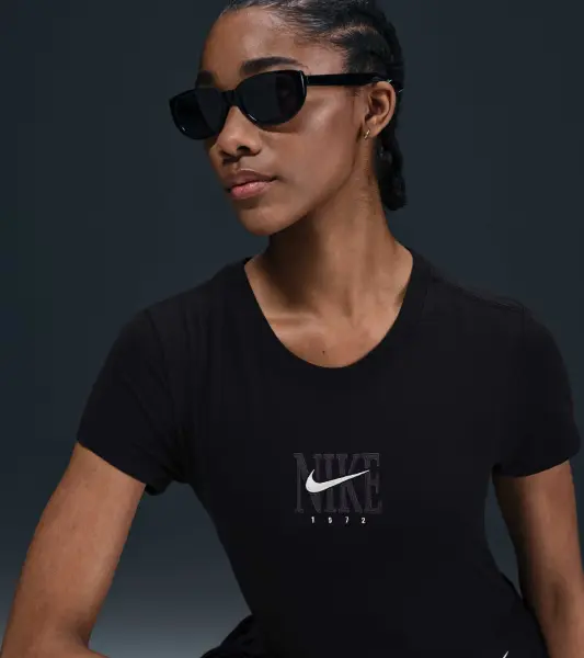 Футболка женская Nike SPORTSWEAR SLIM SHORT-SLEEVE GRAPHIC черная IB2444-010