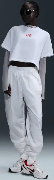 Футболка жіноча Nike SPORTSWEAR біла HF9500-100