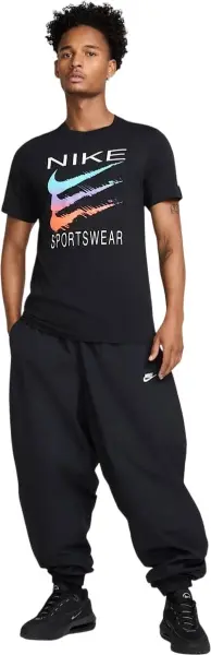 Футболка Nike SPORTSWEAR TRIPLE SWOOSH черная HQ8094-010