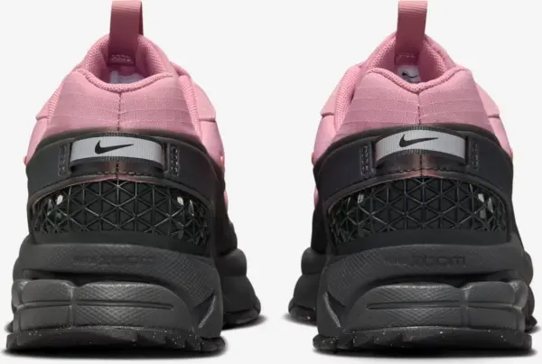 Кросівки жіночі Nike ZOOM VOMERO ROAM WINTERIZED рожево-чорні HQ2181-003