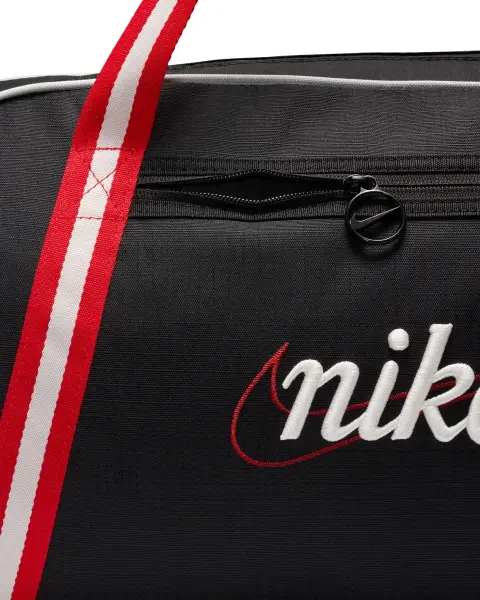 Сумка спортивна жіноча Nike GYM CLUB TRAINING RETRO 24L чорно-червоно-біла DH6863-015