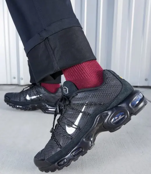 Кроссовки Nike AIR MAX PLUS UTILITY черные FD0670-001