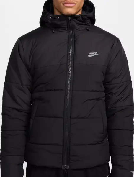 Куртка Nike SPORTSWEAR SYNTHETIC-FILL черная HF6825-010