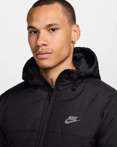 Куртка Nike SPORTSWEAR SYNTHETIC-FILL черная HF6825-010