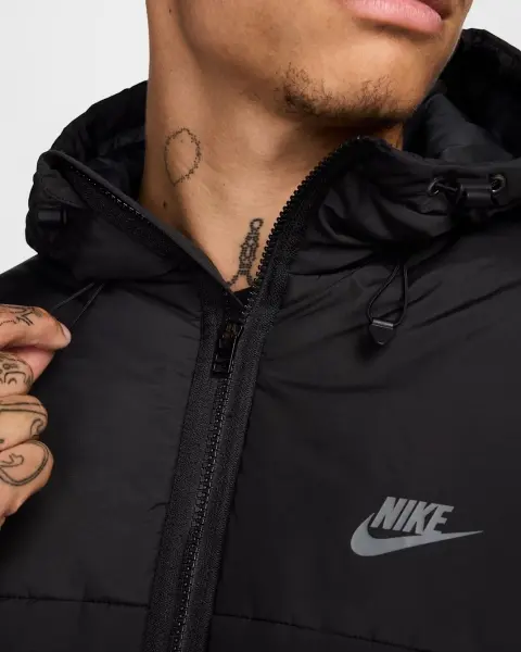 Куртка Nike SPORTSWEAR SYNTHETIC-FILL черная HF6825-010