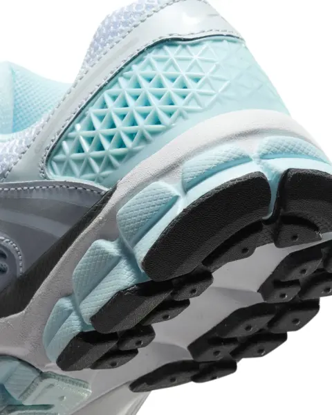 Кроссовки подростковые Nike VOMERO 5 (GS) голубо-бело-серые HQ3255-043